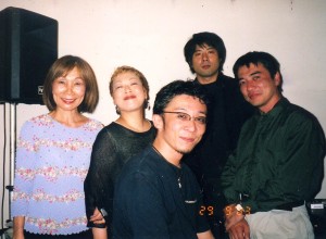 亡き越智順子さんとの2003年　心斎橋Art Clubでの出演時の貴重な写真が見つかりました。 （左からママ、越智さん、B魚谷さん、Sax鈴木さん、と僕）